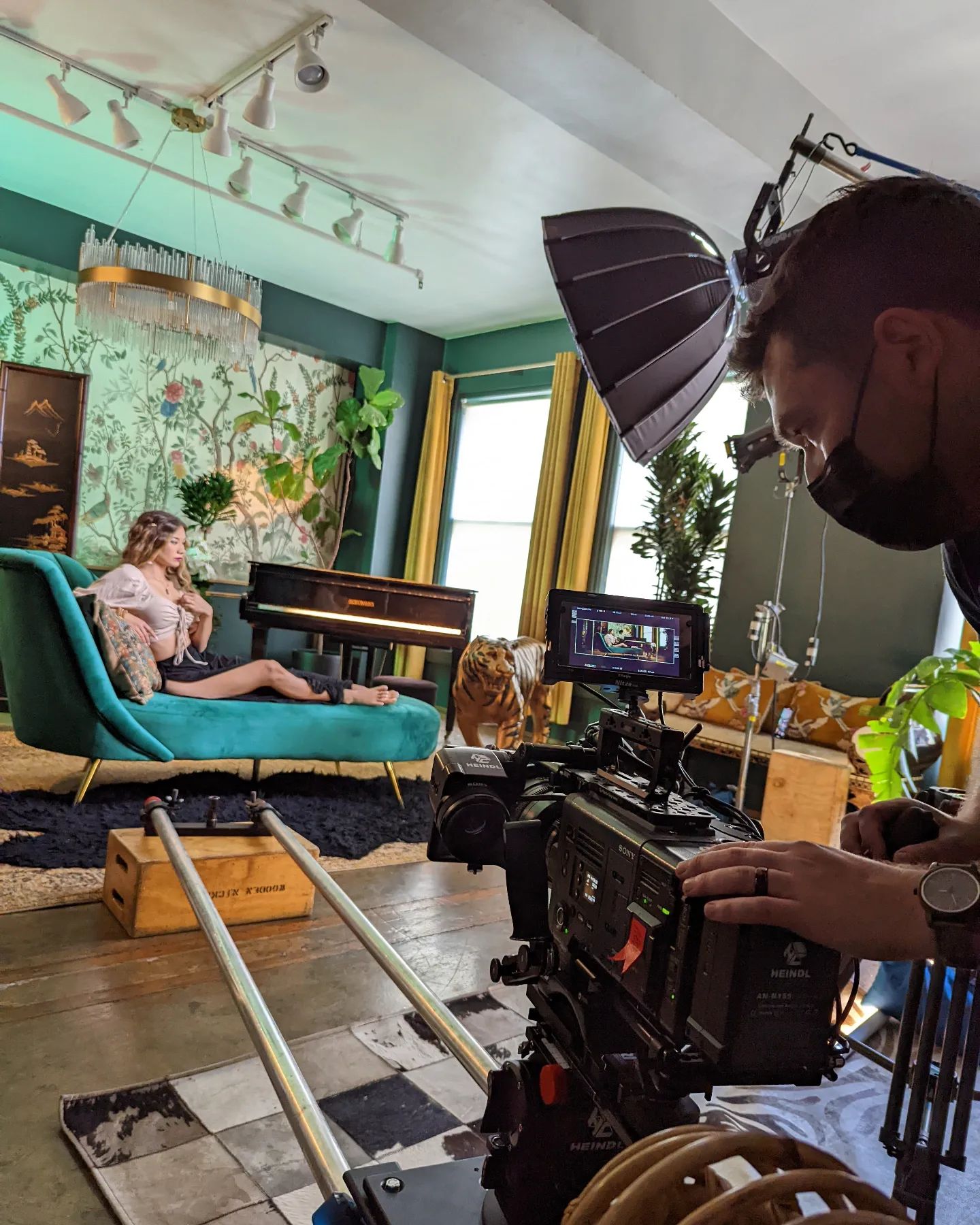 Fun new things coming soon with big ideas from @codyebbeler and @jazzynicolecollins 👀

#dp #dop #directorofphotography #commercial #cinematographer #cine #cinema #onset #setlife #filmlife #filmgrind #filmset #film #bts #behindthescenes #camera #cameraop #sony #sonyvenice #anamorphic #danadolly #aputute #cinegear #filmgear #video #easyrig #cameraporn #tilta #nucleusm