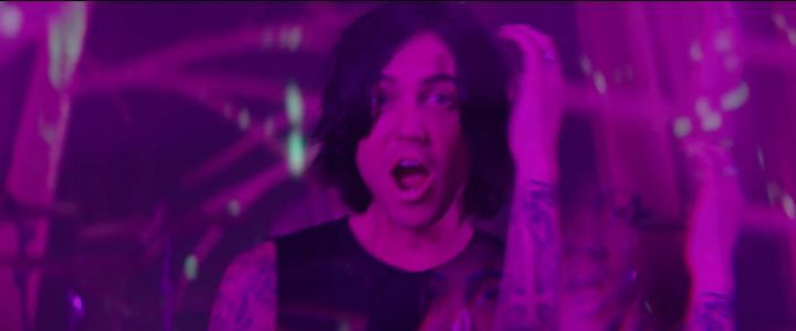 One more @sleepingwithsirens video! We shot a *lot* for this video, from the pizza man running down the hallway, to an Alice in Wonderland room, to throwing a prisim in front of basically the entire performance - it was a blast!

Thanks as always to the team for putting up with me and KILLING it.